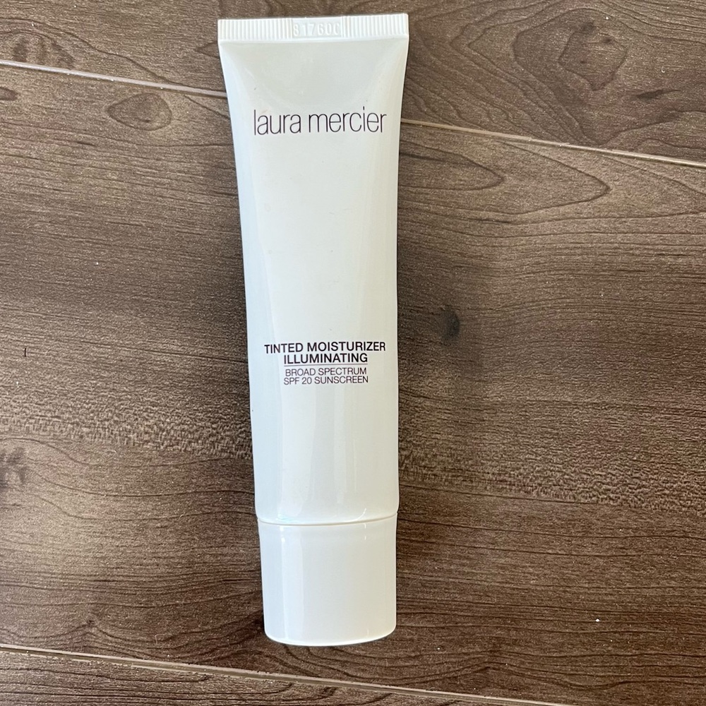 Tinted Illuminating Moisturizer SPF 20 in Bare Radiance